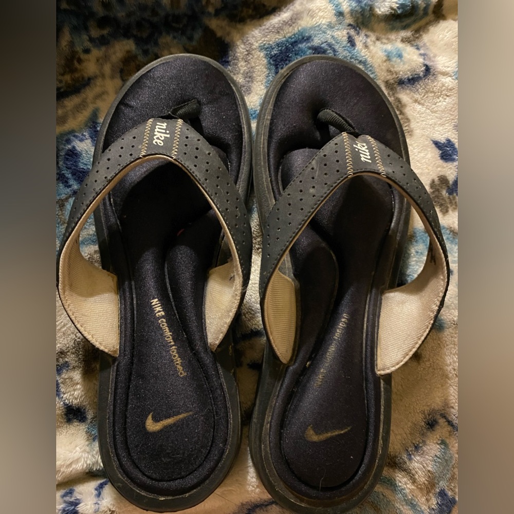 NIKE COMFORT FOOTBED SANDALS. Size 9. EUC